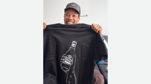 El tiktoker estadounidense, Cousin Marcus, con sus productos de Estrella Galicia