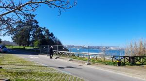 Una valla metálica impide el acceso al talud