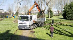 Operarios recogían este martes los restos de poda en el paseo