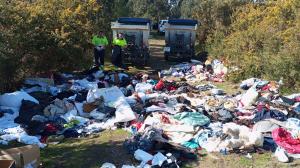 Los operarios del Ayuntamiento de Arteixo recogen la basura