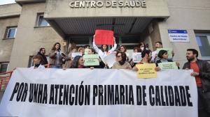 Concentración de médicos de Atención Primaria en el Centro de Saúde  en A Coruña, con motivo de la huelga indefinida convocada por O'Mega tras la ruptura de las negociaciones para descongestionar el primer nivel de contacto con el sistema sanitario. EFE/Cabalar