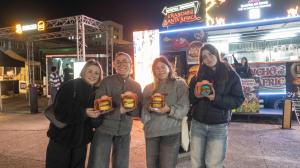 Cuatro amigas prueban ayer algunas de las primeras hamburguesas del Burger Fest 2026 A Coruña