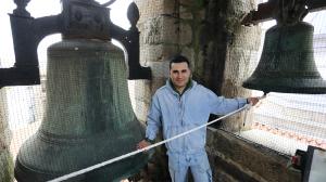Mateo Vázquez, en el campanario más dotado de A Coruña, el de la Colegiata de Santa María, que tiene cinco campanasEl campanero Mateo Vázquez