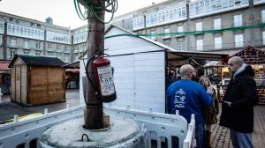 José Méndez, de Joviges, junto a la instalación eléctrica del mercadillo