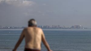 Un hombre contempla la playa de la Malvarrosa en Valencia