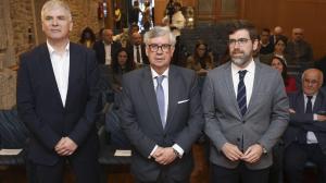 El presidente de la Confederación de Empresarios de Galicia, Juan Manuel Vieites (c) acompañado por el profesor de economía de la USC, Santiago Lago (i) y por el secretario general de Emprego de la Xunta, Pablo Fernández (d)