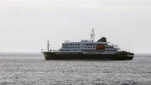 El crucero MV Hondius, donde se produjo el brote de hantavirus, frente a las costas de Cabo Verde