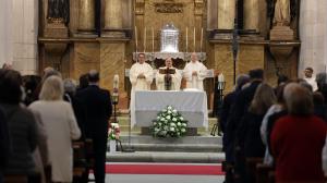 La tradicional misa fue oficiada por el arzobispo de Santiago, Francisco José Prieto, y el voto lo realizó el concejal de Educación, Juan Ignacio Borrego, en representación del Consistorio.