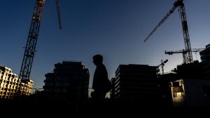 Prague (Czech Republic), 29/04/2026.- A man walks past new apartment houses and apartment buildings under construction in Prague, Czech Republic, 29 April 2026. In 2026, apartment prices in the Czech Republic are expected to rise by more than seven percent. Although the supply of new apartments on the market in Prague and across the country increased by approximately three percent, strong demand for housing continues to push prices higher, according to a study involving 36 development companies specializing in residential construction. (República Checa, Praga) EFE/EPA/MARTIN DIVISEK