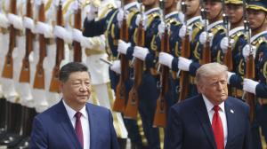 Xi Jinping inspecciona una guardia de honor junto a Donald Trump