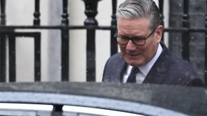 Keir Starmer sale de Downing Street