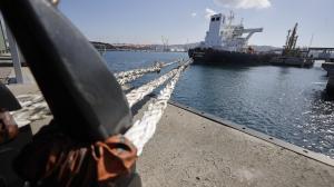 Un petrolero, atracado en la terminal de Repsol en el Puerto Exterior de Langosteira