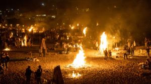 Hogueras de San Juan en una playa del concello de Oleiros