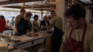 El nuevo afterwork, que promete convertirse en un referente en A Coruña, combina vino, gastronomía y música en directo para crear una experiencia única frente al mar