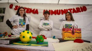 Más de 30 centros educativos sacaron la ciencia al paseo marítimo de O Burgo en la octava edición de la feria de ciencia escolar organizada por el CEIP Ría do Burgo y el Ayuntamiento de Culleredo.