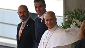 El papa León XIV (d), junto al presidente del Gobierno, Pedro Sánchez (c) y el presidente del Senado, Pedro Rollán (i)