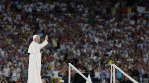 El papa León XIV bendice a los fieles en el encuentro con la comunidad diocesana que protagoniza este lunes en el estadio Santiago Bernabéu, en Madrid.