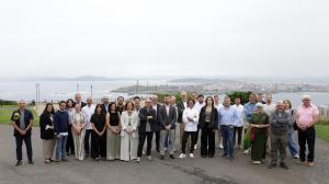 O alcalde, Sergio Platas; o vicepresidente provincial, Xosé Regueira, e o chef Luis Veira, con organizadores e produtores, onte nos exteriores de Árbore da Veira