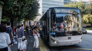 Los usuarios aseguran que en ocasiones tienen que quedarse en tierra porque el autobús va completo