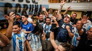 Decenas de argentinos en La Mila celebran el gol de Messi