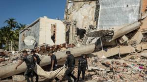 Rescatistas trasladan un cadáver hallado en La Guaira tras los terremotos de Venezuela