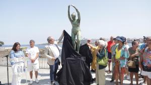 El grupo de jubilados conocido como Los Golfiños que desde hace años se reúnen en Riazor para bañarse en la playa, recibió la mañana de este martes un homenaje: Valentina; una figura de bronce que desde el Paseo Marítimo invita a tomar un baño en el mar