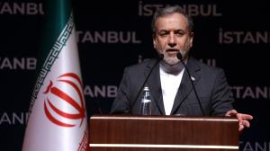 El ministro de Exteriores de Irán, Abás Araqchí, en una rueda de prensa en Estambul (Turquía), dijo que EE.UU. ha "traicionado la diplomacia" y "cruzado todas la líneas rojas" al atacar tres instalaciones nucleares en su país, lo que supone una "violación imperdonable del derecho internacional".
