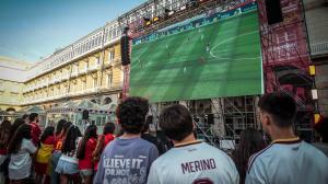 Aficionados en María Pita, el viernes pasado, ante la pantalla gigante