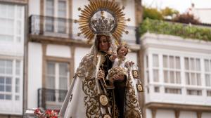 Desde la iglesia de San Jorge partió la Virgen del Carmen en su tradicional recorrido por las calles del centro de la ciudad hasta O Parrote, donde fue embarcada para junto con otros barcos hacer un recorrido por las aguas coruñesas
