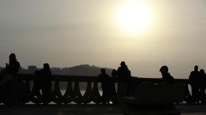 Varias personas en el Paseo Marítimo en uno de los simulacros del eclipse