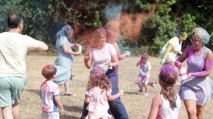 Con la III edición de la Festa Holi, sesión vermú amenizada por el dúo Dilema y múltiples actividades infantiles, la parroquia de Andeiro, en Cambre, celebró sus fiestas del Carmen este fin de semana