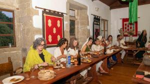 El monasterio de Bergondo acogió en el claustro del convento una cena para celebrar los 900 años de “memoria en pedra” de San Salvador