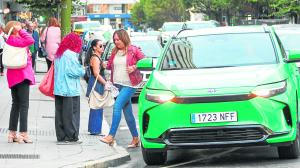 Un VTC circula por la calle de Juan Flórez