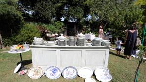 La finca y casa señorial que Mónica Arrojo y José Freire poseen al pie de la iglesia de Santaia de Chamín (Arteixo) se convierte en mercadillo de porcelana francesa y antigüedades