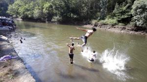 El campo de Os Caneiros se quedó pequeño para esta primera jira que comenzó, como lo hace tradicionalmente, con el remonte del río Mandeo