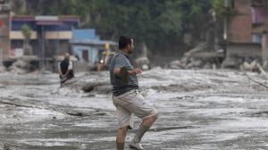 Las aguas de la inundación arrasan Trishuli Bazar tras una riada repentina, en el distrito de Nuwakot, Nepal