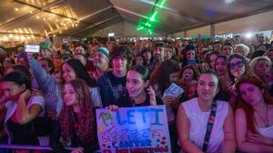 Las primeras filas en la espera por Leticia Sabater el pasado domingo | carlota blanco