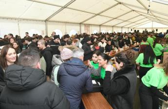 Los vecinos de Cambre, arremolinados bajo una gran carpa disfrutaron comiendo raciones de callos (14)