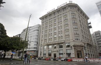 La Fundación Jorge Jove cedió una serie de vehículos históricos para representar el paso de los 100 años de vida del edificio