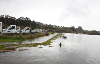 Los comerciantes se preparan para impedir que el agua entre en sus negocios