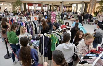 Doce influencers ponen a la venta ropa y complementos en un mercadillo solidario del centro comercial de A Coruña