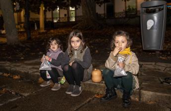 Los vecinos de la Ciudad Vieja celebran su magosto en la plaza de Azcárraga