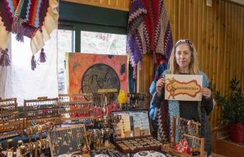 Aprovechando las fiestas navideñas Oza-Cesuras celebra su mercado de artesanía 