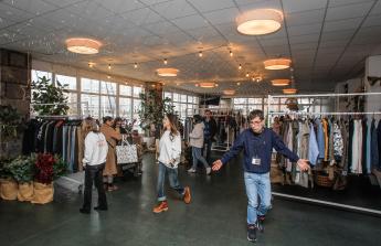 El rastro benéfico de Navidad está instalado en el Náutico hasta el sábado, en horario de 12.00 a 20.30 horas