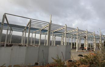 Los trabajos avanzan y ya se puede contemplar cómo es el esqueleto y el tamaño de esta factoría, que tiene de vecina a la fábrica de Estrella Galicia