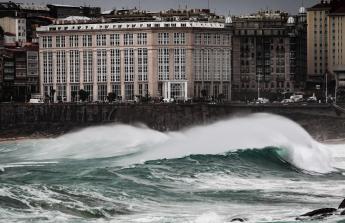 La fuerza de las olas han allanado las dunas protectoras de la bahía del Orzán