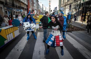 Cientos de personas se concentraron en las calles para ver los disfraces más originales
