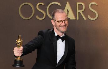 AME4391. LOS ÁNGELES (ESTADOS UNIDOS), 15/03/2026.- Joachim Trier posa con la estatuilla a mejor película internacional por Noruega, 'Sentimental Value' este domingo, en la ceremonia 98º de los premios Óscar, en Los Ángeles (Estados Unidos). EFE/ Armando Arorizo