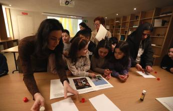 Los niños del colegio Wenceslao Fernández Flórez participan en uno de los talleres de la Fundación MOP