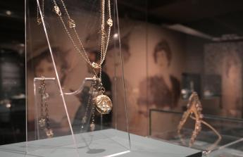 Lalique fue pionero en el uso de materiales considerados hasta entonces secundarios, como el vidrio, el esmalte, el cuerno o las piedras semipreciosas